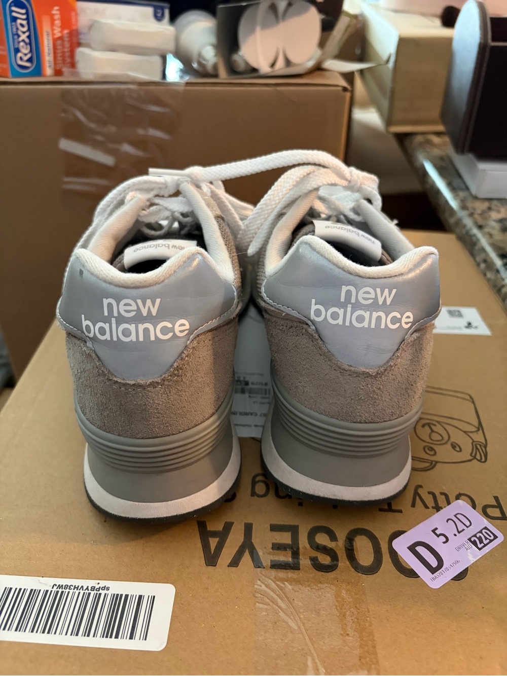 Like New 574 New Balance women’s sneakers size 9.5 - Picture 3 of 4